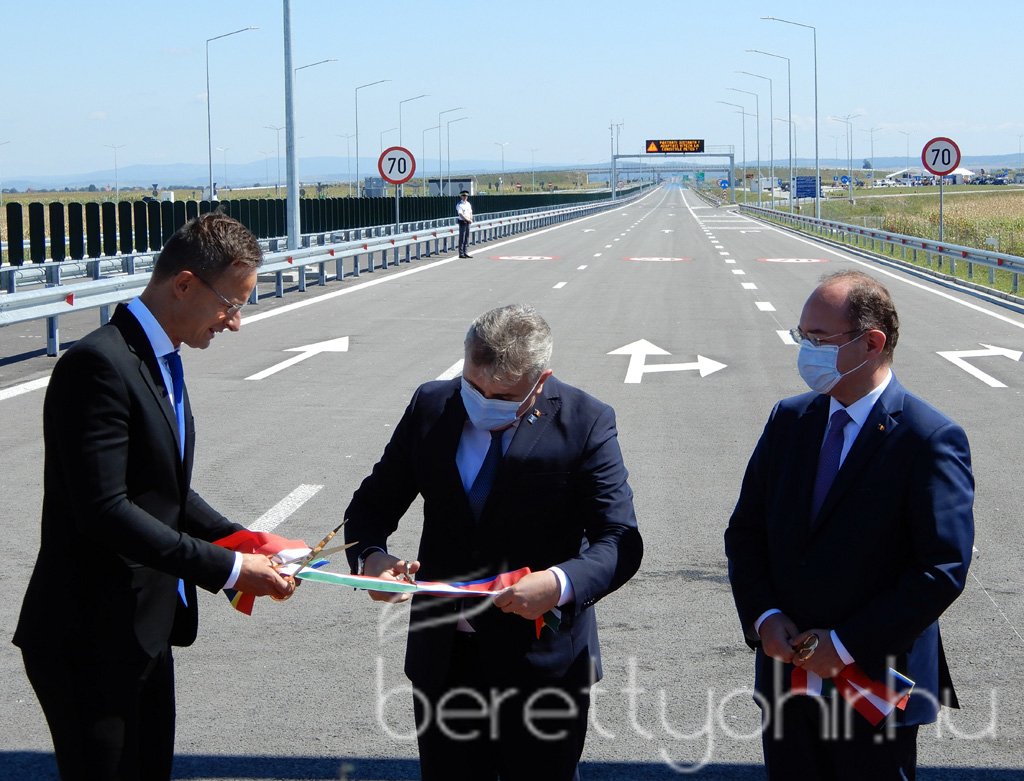 Átadták az M4-es autópálya Ártándig tartó szakaszát27